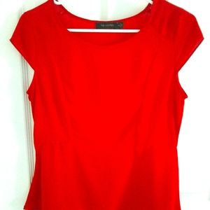 Delicately tailored red Limited top 🍒